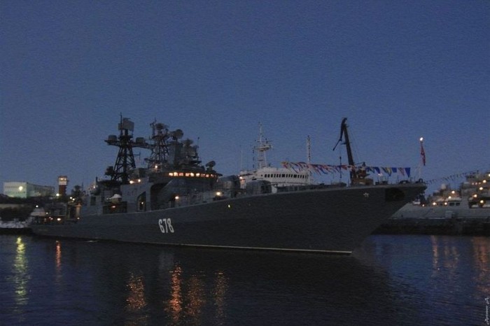 Tàu chiến số hiệu 678 Admiral Kharlamov